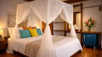 Kamar Double Deluks, 1 kamar tidur, balkon, pemandangan kebun | Seprai premium, minibar, brankas, dan didekorasi berbeda-beda