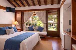 Suíte luxo, 1 quarto, sacada, vista para o jardim | Roupas de cama premium, frigobar, cofres nos quartos