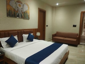 Family Room | Desk, laptop workspace, free WiFi