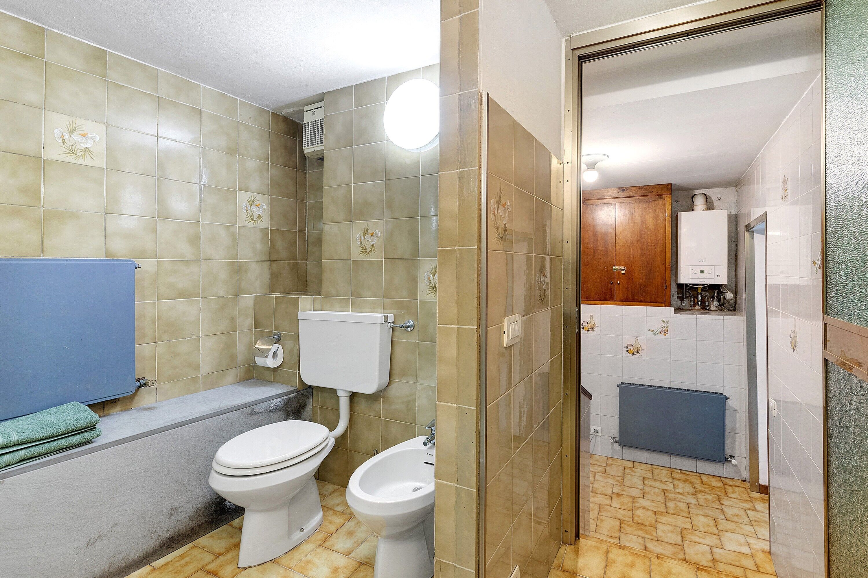 Ein Badezimmer mit Toilette, Bidet und Duschbereich.