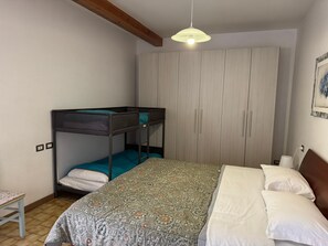 Room - Spacious Brunate Apartment Near the Funicular (Brunate)