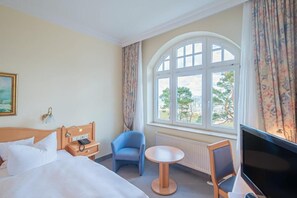 Minibar, in-room safe, desk, soundproofing - Hotel Imperial Rügen (Binz)