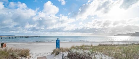 På stranden