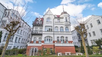 Vista frontal de la propiedad