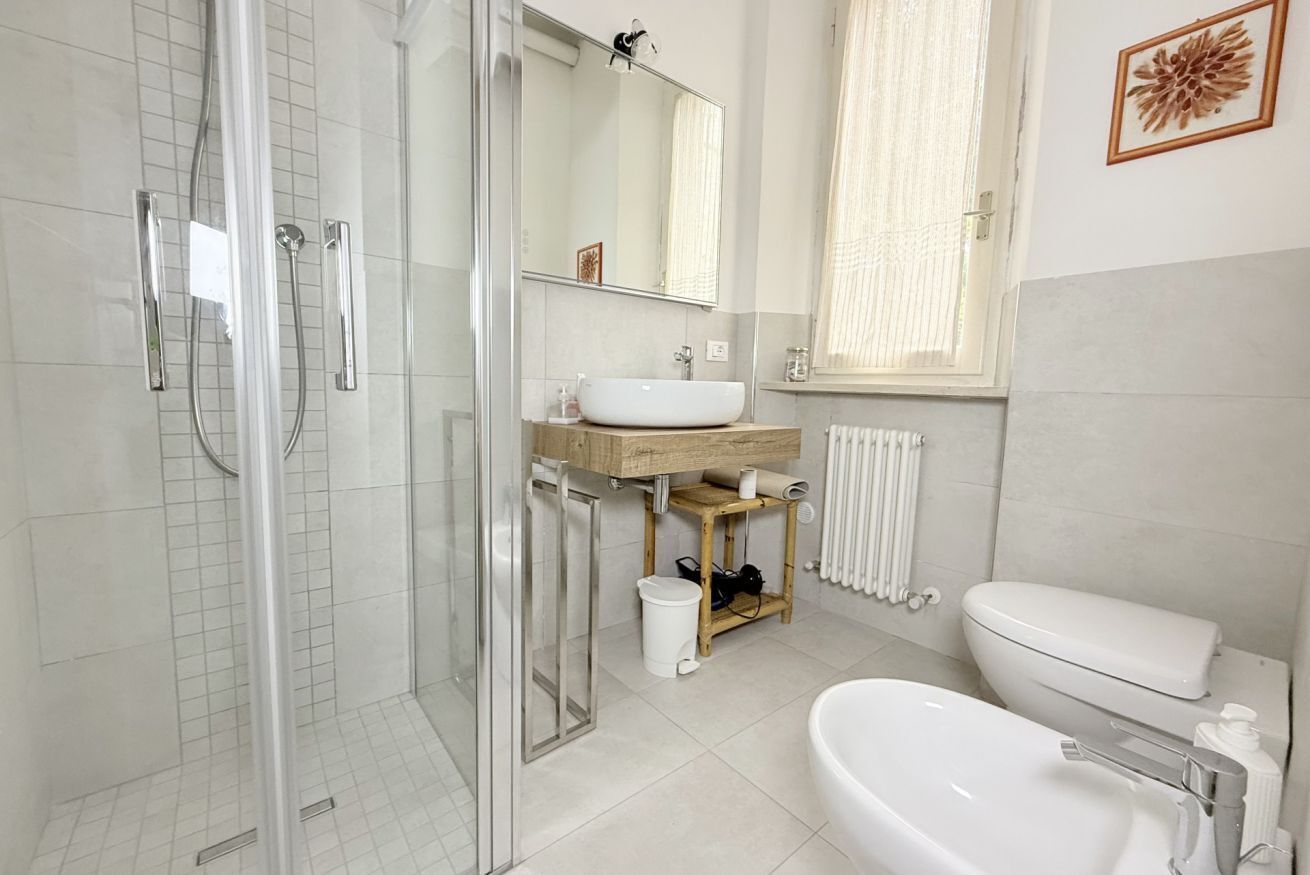 Shower, bidet, towels