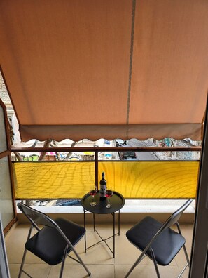 Outdoor dining - 2-Bedroom Central Athens Home by Rose - Green & Red Stations nearby (Athina)