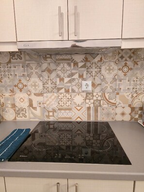 Fridge, microwave, stovetop, coffee/tea maker - 2-Bedroom Central Athens Home by Rose - Green & Red Stations nearby (Athina)