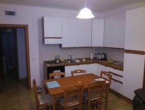 Private kitchen - Three bedroom apartment in beautiful seaside Italian village (Marina di Ginosa)