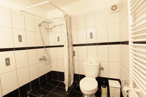 Dusche, Haartrockner, Handtücher, Shampoo