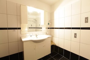 Dusche, Haartrockner, Handtücher, Shampoo