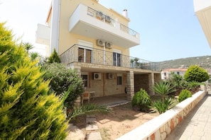 Exterior - Family Apartment Cozy Getaway 5 min from the beach (Aliveri)