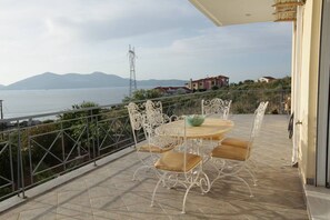 Outdoor dining - Bussiness Maisonette Getaway, 5 min from the beach (Aliveri)