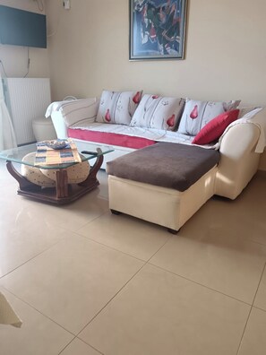 TV, fireplace - Bussiness Maisonette Getaway, 5 min from the beach (Aliveri)