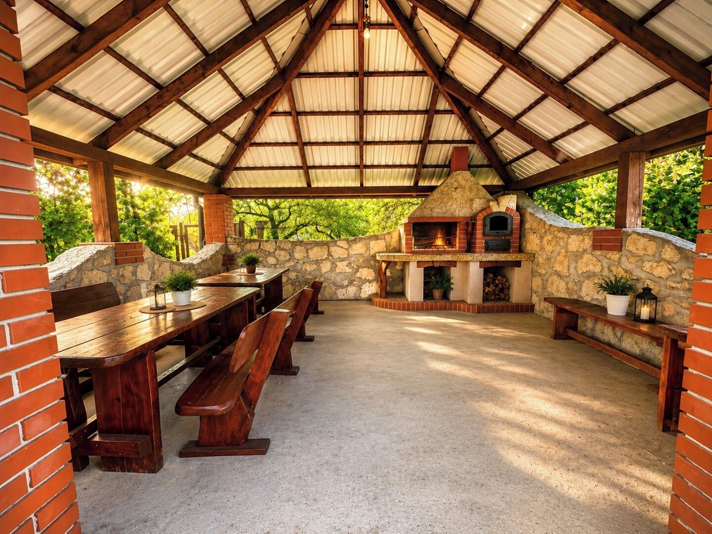 Une terrasse extérieure avec une cheminée en pierre, des bancs en bois et un mur en briques.