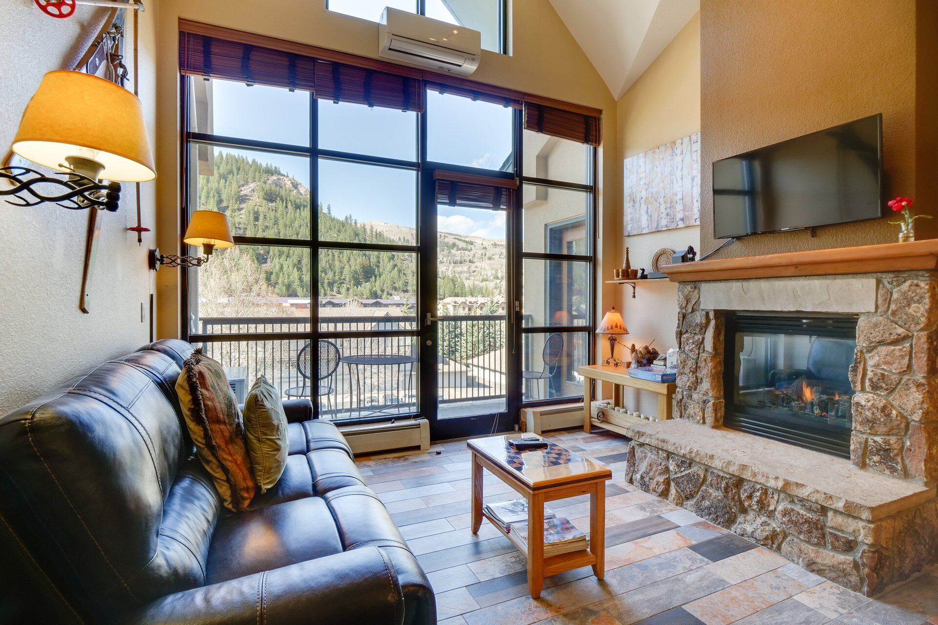 Smart TV, fireplace