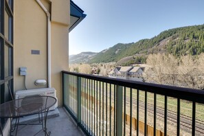 Outdoor dining - Beautiful 2-bedroom condo in Avon, minutes from Vail and Beaver Creek mountains. (Avon)