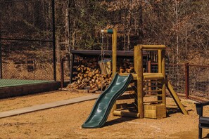 Children’s area - Stonefire Courtyard-Pickleball, Hot Tub, Fire Pit-Sleeps 16 (Broken Bow)