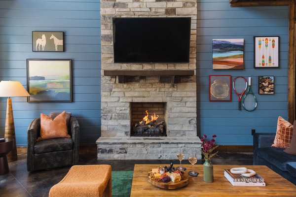 Smart TV, chimenea, videojuegos, futbolito