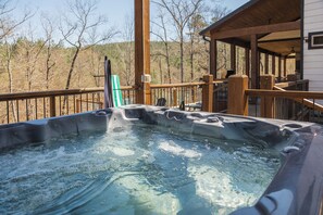 Outdoor spa tub - Stonefire Courtyard-Pickleball, Hot Tub, Fire Pit-Sleeps 16 (Broken Bow)