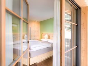Tabla de planchar con plancha, wifi, ropa de cama