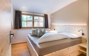 Tabla de planchar con plancha, wifi, ropa de cama