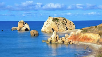 Chaises longues, serviettes de plage