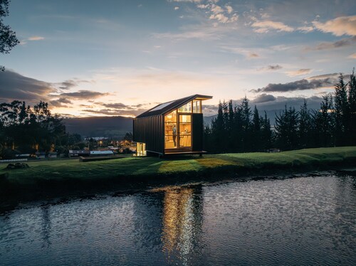 Welcoming 1-bedroom cabin in Cayambe with pond