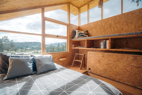 Welcoming 1-bedroom cabin in Cayambe with pond