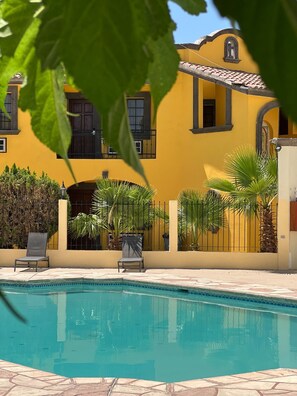 3 outdoor pools - Hotel Suites EL Paseo  (Ciudad Juarez)