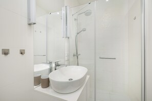Shower, hair dryer, towels, soap - Maris - Wave Resort & Spa (Międzyzdroje)