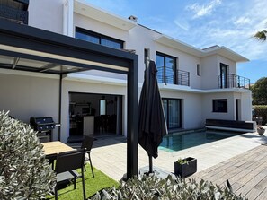 Outdoor dining - Exceptional villa 10 min walk from beaches 🌴 Heated Bali pool. Jacuzzi (Cagnes-sur-Mer)