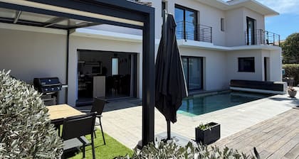 Exceptional villa 10 min walk from beaches Heated Bali pool. Jacuzzi
