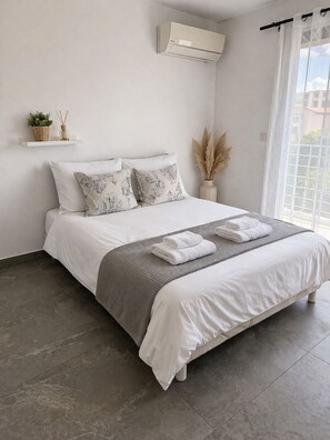5 bedrooms, desk, iron/ironing board, travel crib - Exceptional villa 10 min walk from beaches 🌴 Heated Bali pool. Jacuzzi (Cagnes-sur-Mer)