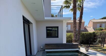 Exceptional villa 10 min walk from beaches Heated Bali pool. Jacuzzi