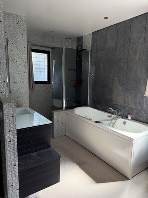 Dusche, Whirlpool, Haartrockner, Handtücher
