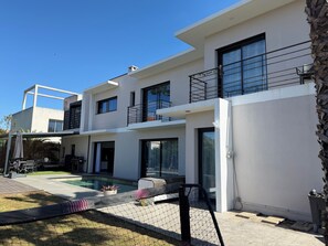 Exterior - Exceptional villa 10 min walk from beaches 🌴 Heated Bali pool. Jacuzzi (Cagnes-sur-Mer)