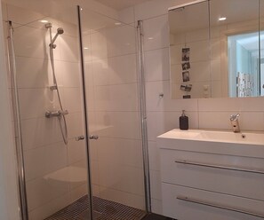 Shower, hair dryer, towels, soap - Bright, quiet and central loft apartment (150 m2) (Vestland)
