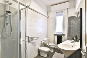 Dusche, Bidet, Handtücher