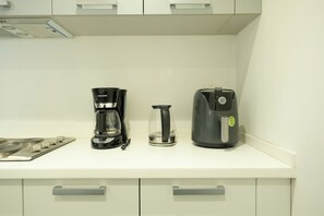 Kühlschrank, Mikrowelle, Ofen, Herdplatte