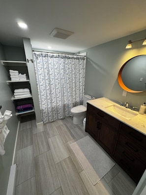 Hair dryer, towels, soap, toilet paper - Enjoy Beautiful Mahone Bay Nova Scotia (Mahone Bay)