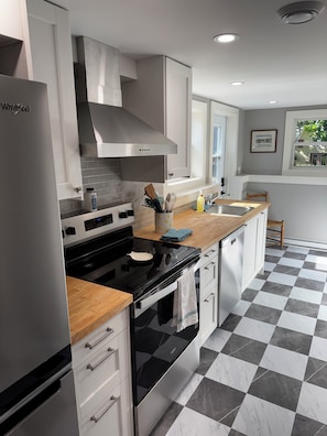 Private kitchen - Enjoy Beautiful Mahone Bay Nova Scotia (Mahone Bay)