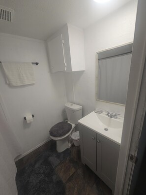 Towels - Fully Furnished 3 Bedroom w/ Utilities - Near Orange and near Beaumont, Vidor TX (Vidor)