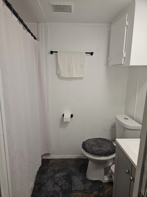 Towels - Fully Furnished 3 Bedroom w/ Utilities - Near Orange and near Beaumont, Vidor TX (Vidor)