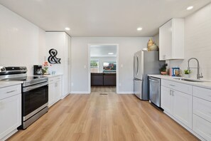 Réfrigérateur, four à micro-ondes, un four, surface de cuisson