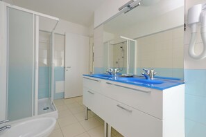 อพาร์ทเมนท์, 2 ห้องนอน, ระเบียง, วิวเมือง | ห้องน้ำ
