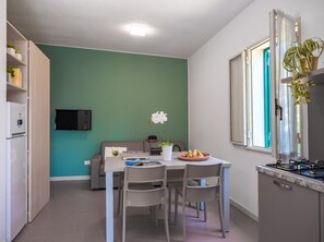 Bungalow | Dining - Bungalow im Ferienpark in Cologna Spiaggia (Roseto degli Abruzzi)