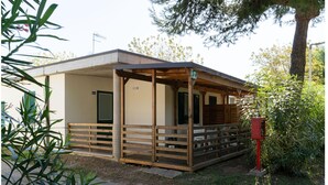 Ein kleines, eingeschossiges Gebäude mit einer Veranda, einer Tür und einem Fenster.