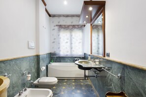Douche, sèche-cheveux, serviettes fournies