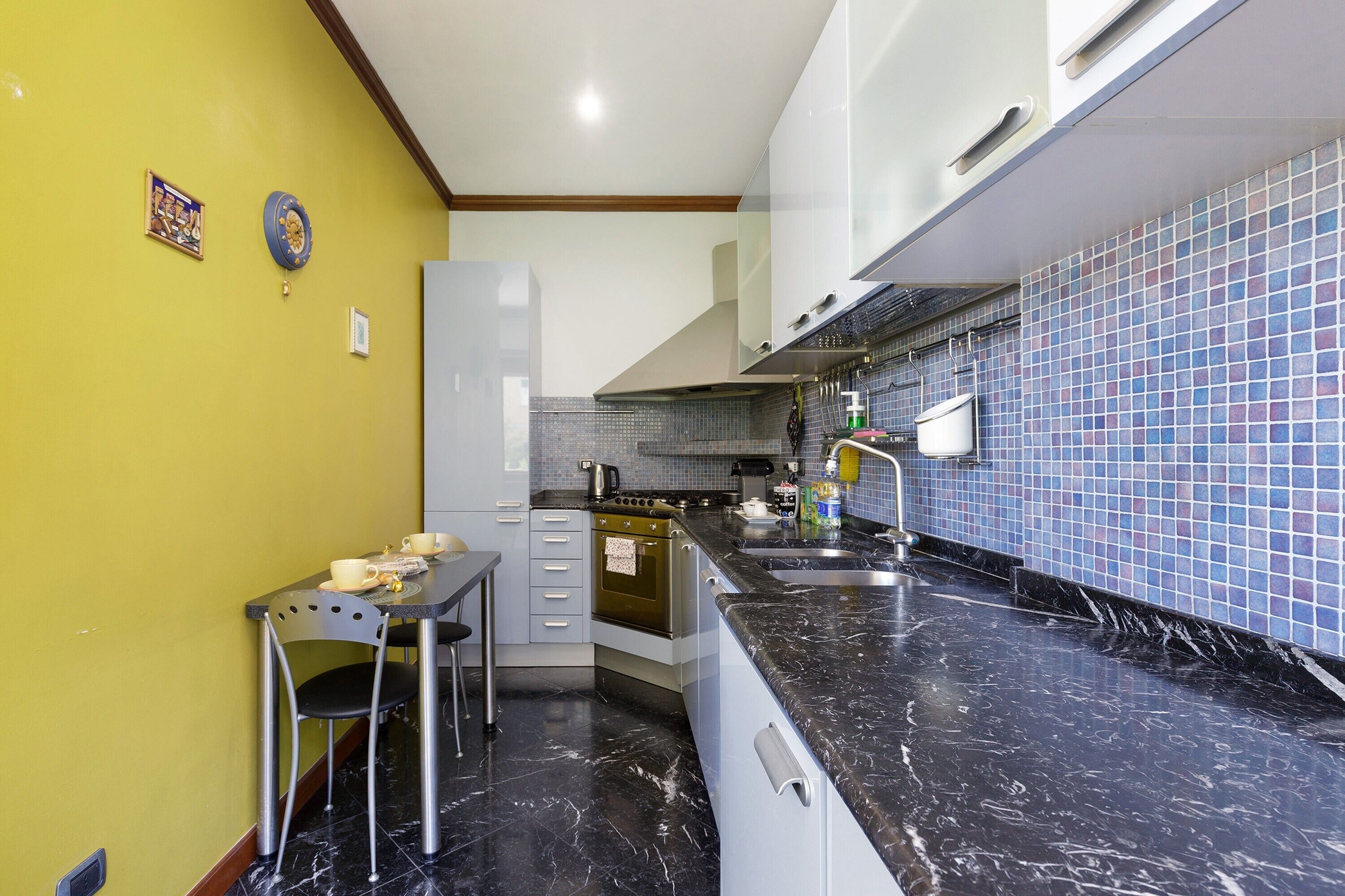Refrigerador, horno, placa de cocina, cafetera/tetera