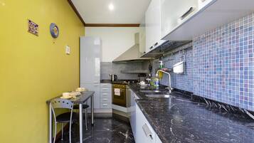 Refrigerador, horno, placa de cocina, cafetera/tetera